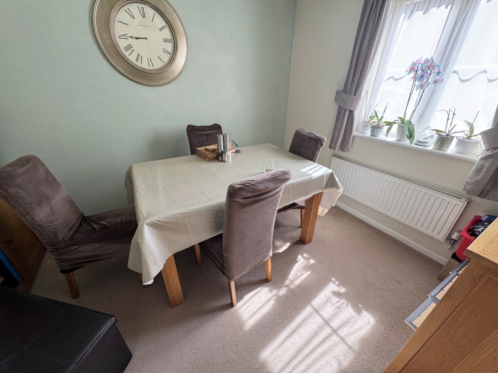Lot: 164 - MODERN DETACHED THREE-BEDROOM HOUSE - A FREEHOLD RESIDENTIAL INVESTMENT - Dining room